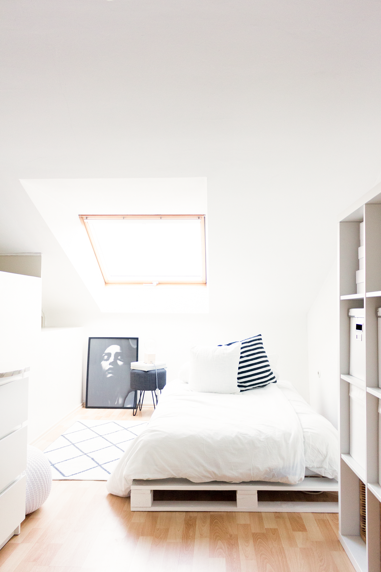 Anleitung für ein Bett aus weißen Europaletten. Eine einfache, schnelle und günstiges Do it yourself-Idee mit tollem Ergebnis!