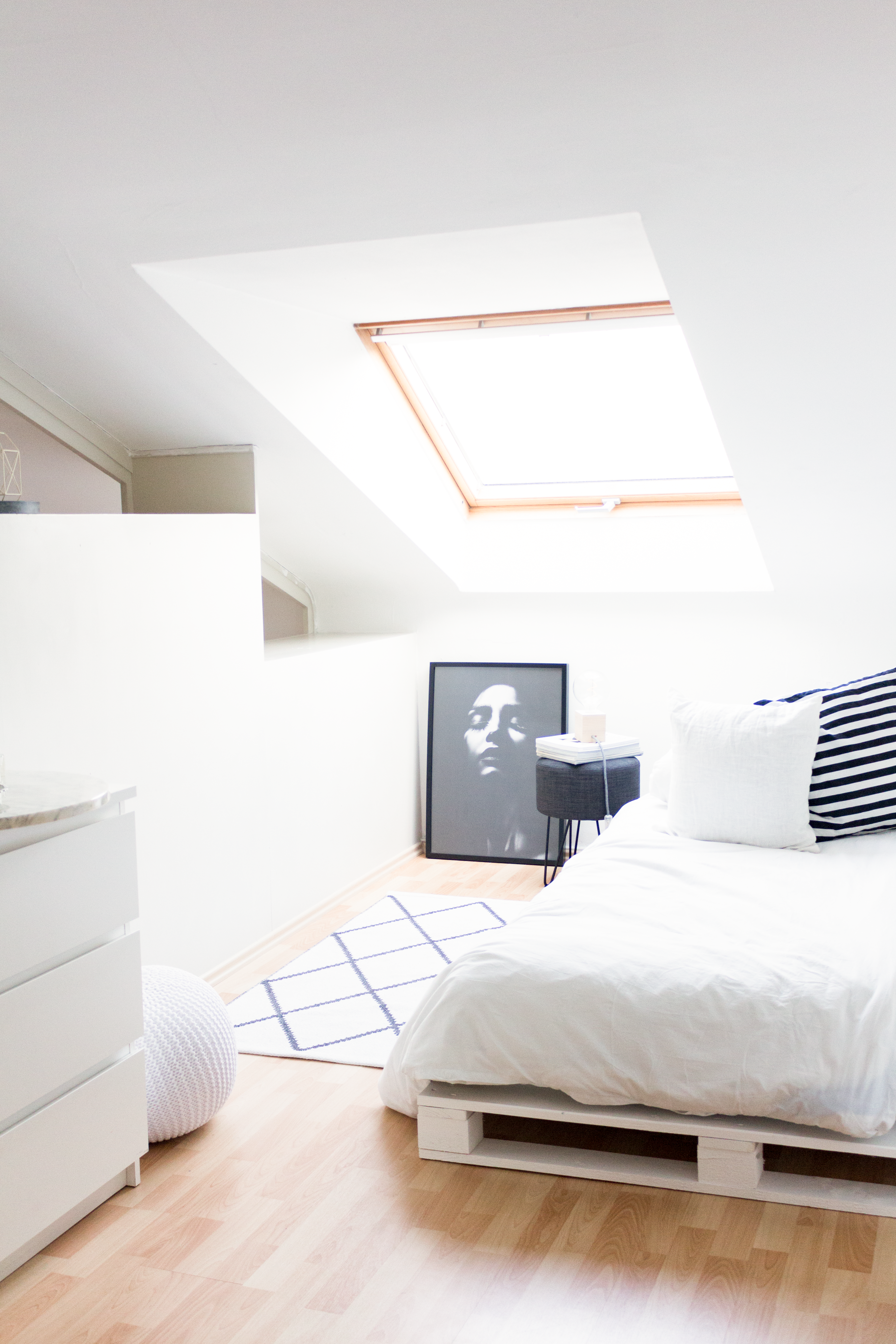Anleitung für ein Bett aus weißen Europaletten. Eine einfache, schnelle und günstiges Do it yourself-Idee mit tollem Ergebnis!