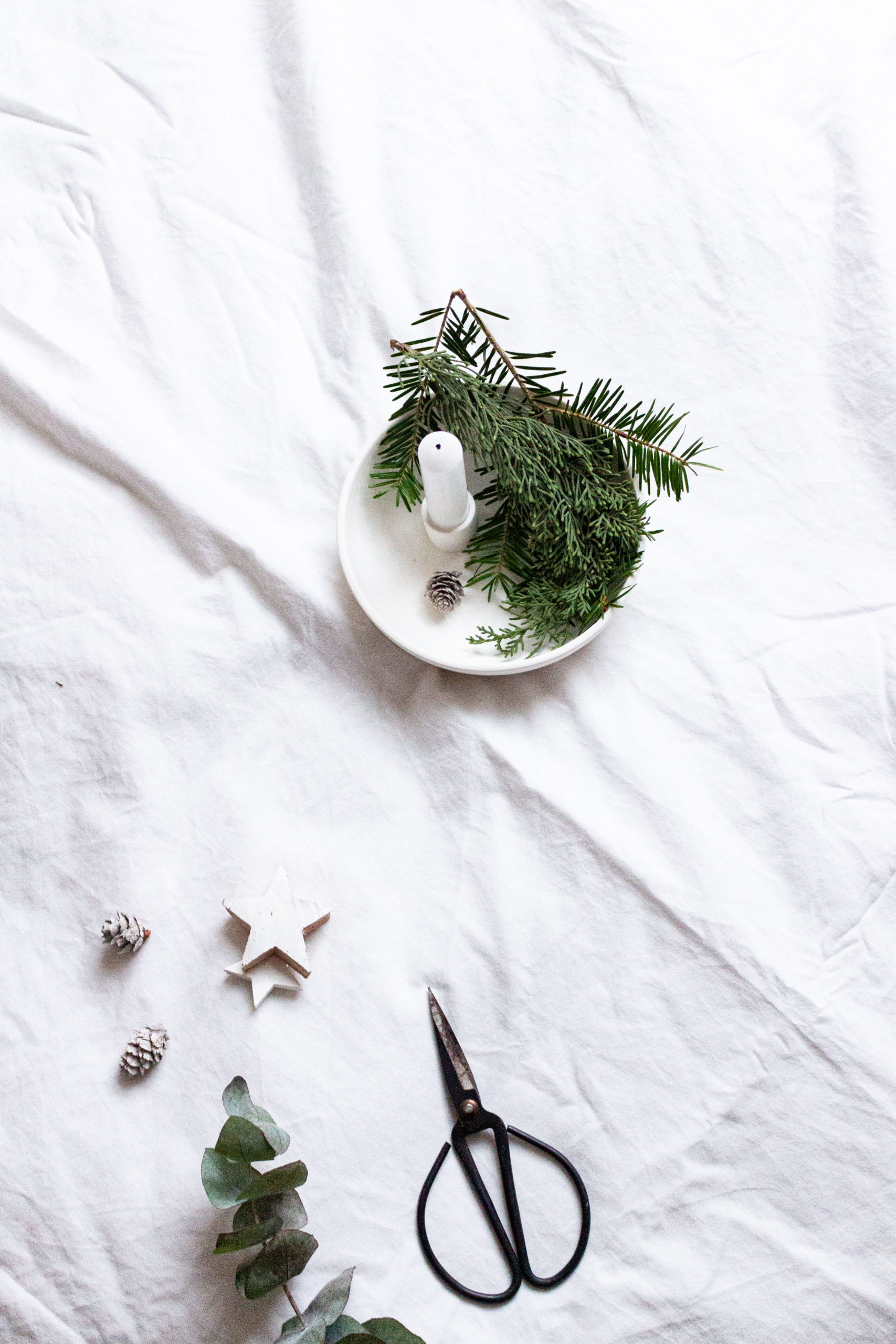 DIY | Schnelles Adventsgesteck im Lidatorp Kerzenhalter | www.scandiinspiration.com