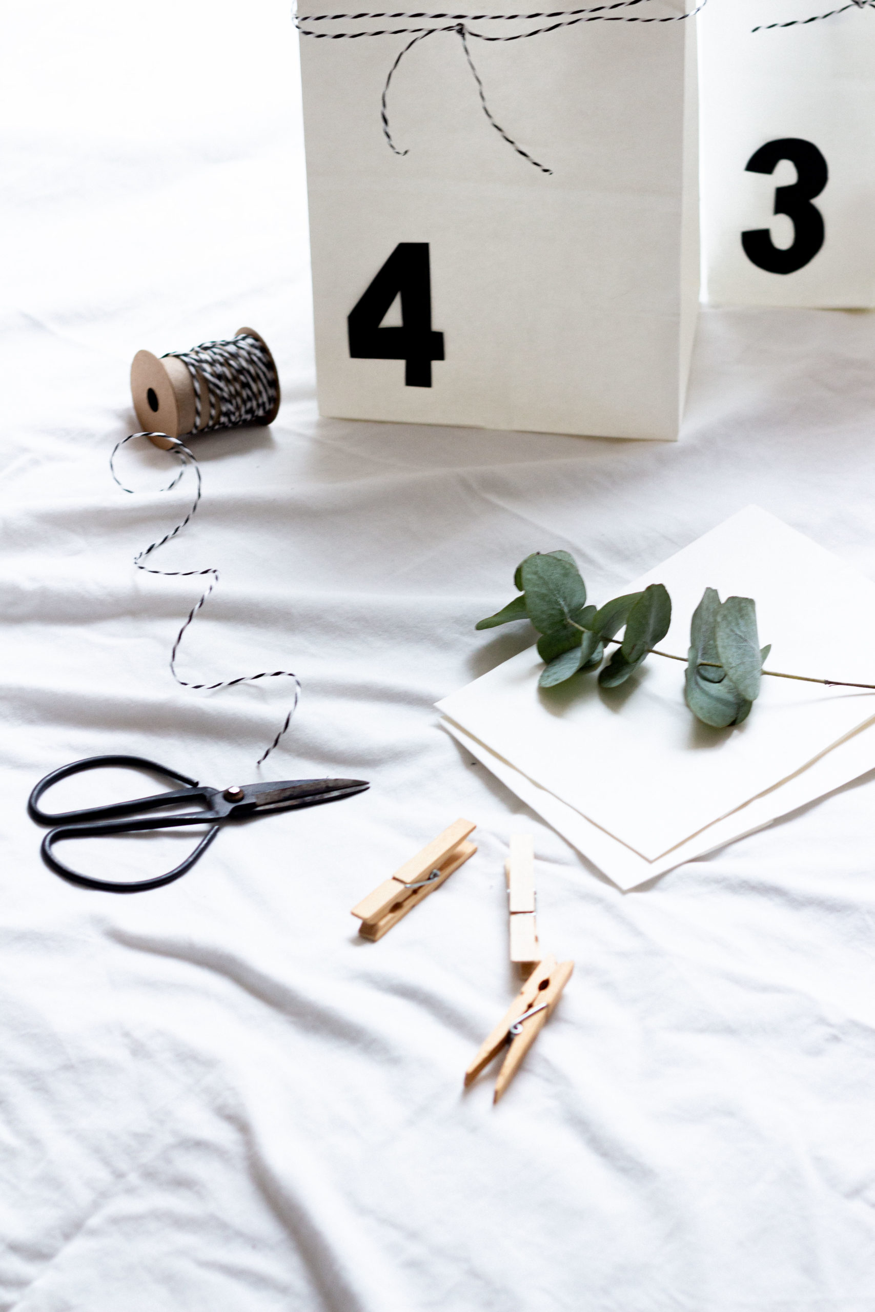 DIY Minimalistischer Adventskalender mit vier Geschenken | www.scandiinspiration.com